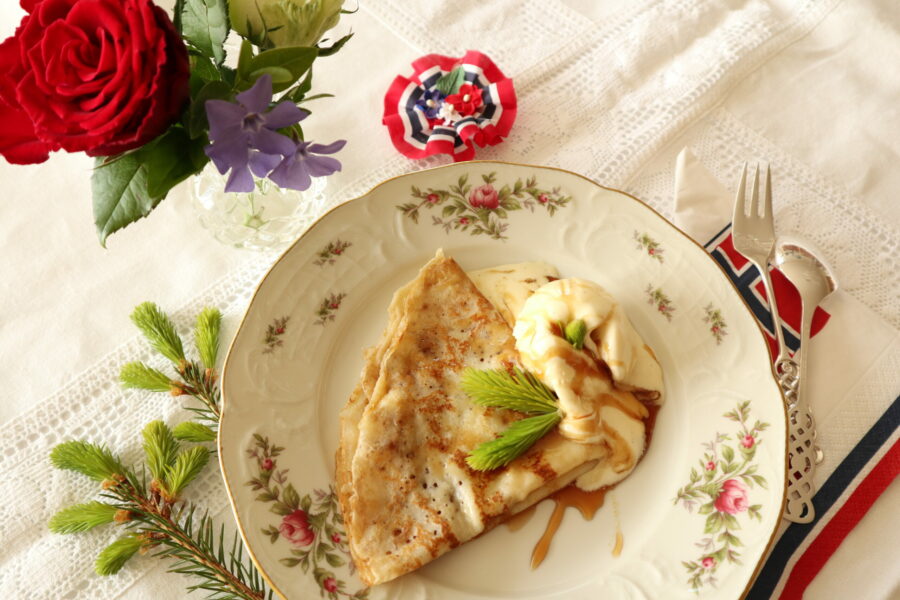 Dessertpannekaker med vaniljeis og granskuddsirup
