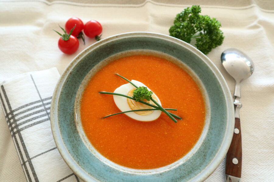Smaksrik tomatsuppe med chili, ingefær og kokosmelk (restemat)